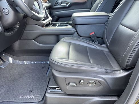 Used 2025 GMC Yukon Denali image 16