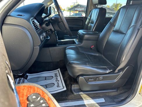 Used 2007 GMC Yukon XL SLT w/ SLT Preferred Equipment Group image 16