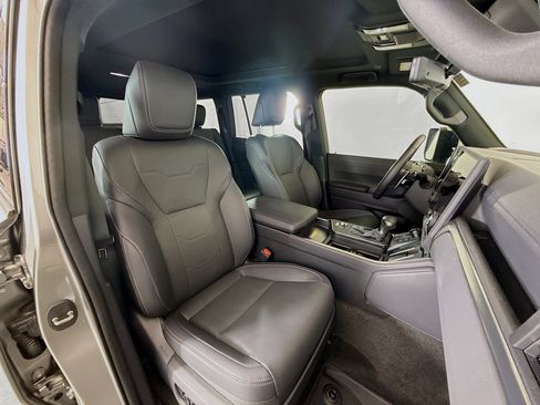 Used 2025 Lexus GX 550 w/ Accessory Package (2T) AWD/4WD image 27