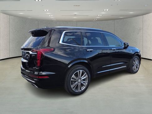 Used 2022 Cadillac XT6 Premium Luxury image 3
