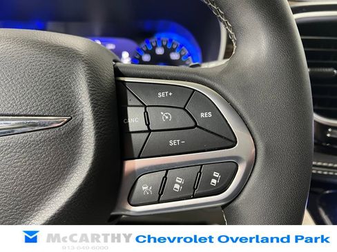 Used 2023 Chrysler Pacifica Limited image 15