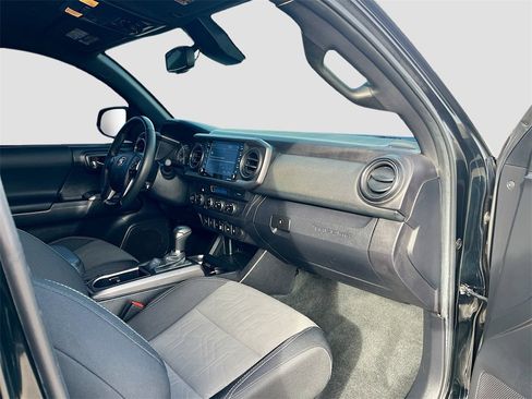 Used 2022 Toyota Tacoma TRD Off-Road image 28