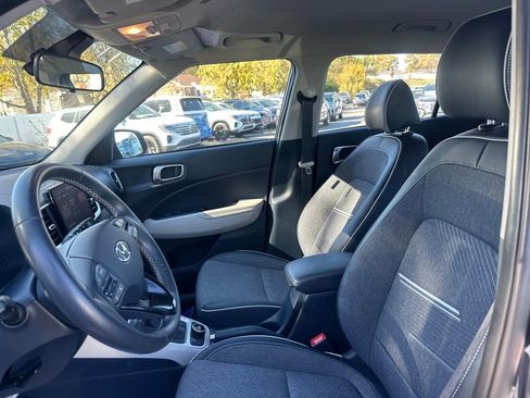 Used 2024 Hyundai Venue Limited image 31