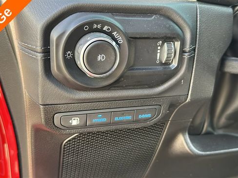 Used 2025 Jeep Wrangler Unlimited Sahara AWD/4WD image 17