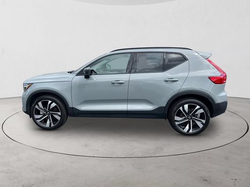 Certified 2025 Volvo XC40 B5 Plus AWD/4WD image 2