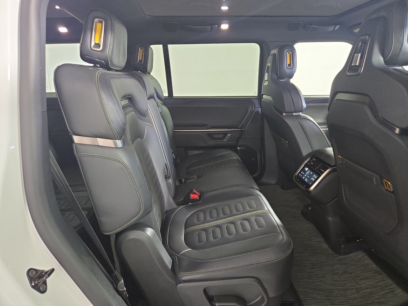 Used 2025 Rivian R1S Adventure Dual AWD/4WD image 23