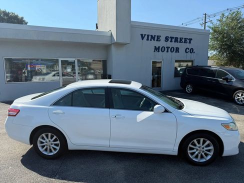 Used 2011 Toyota Camry XLE w/ XLE Extra-Value Pkg #2 FWD image 3