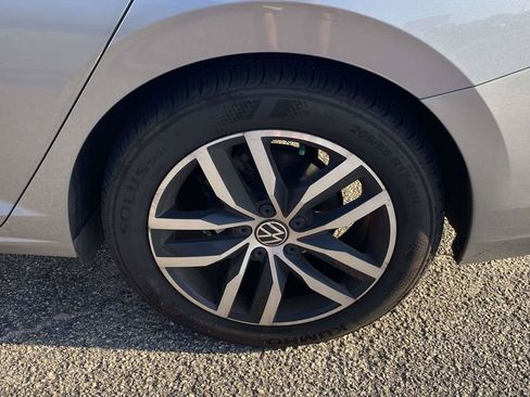 Used 2025 Volkswagen Jetta SE FWD image 3