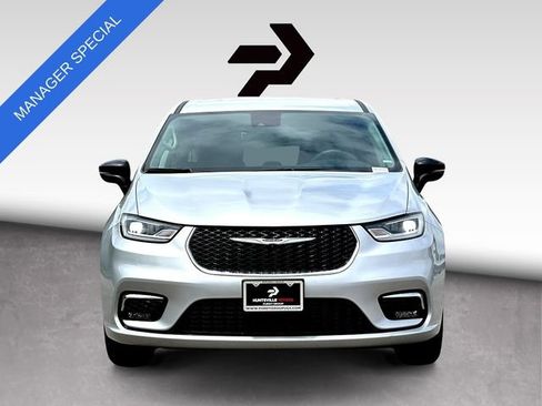Used 2024 Chrysler Pacifica Touring-L FWD image 3