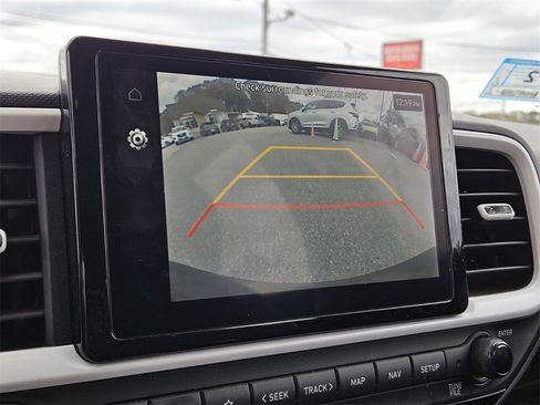 Used 2023 Hyundai Venue Limited image 21