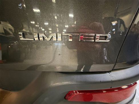 Used 2016 Jeep Cherokee Limited image 31