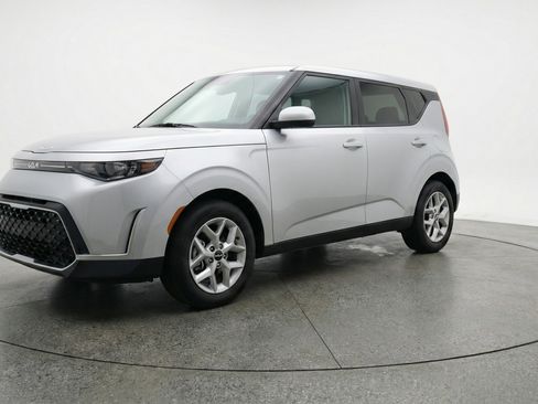 Used 2025 Kia Soul LX w/ LX Technology Package image 3