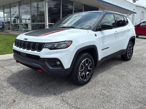 Used 2025 Jeep Compass Trailhawk AWD/4WD image 1