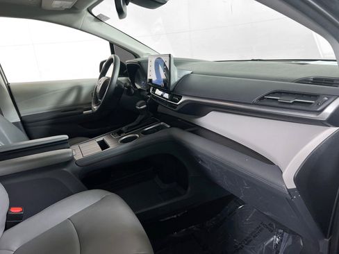 Used 2023 Toyota Sienna XLE image 31