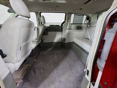 Used 2008 Chrysler Town & Country Touring image 9