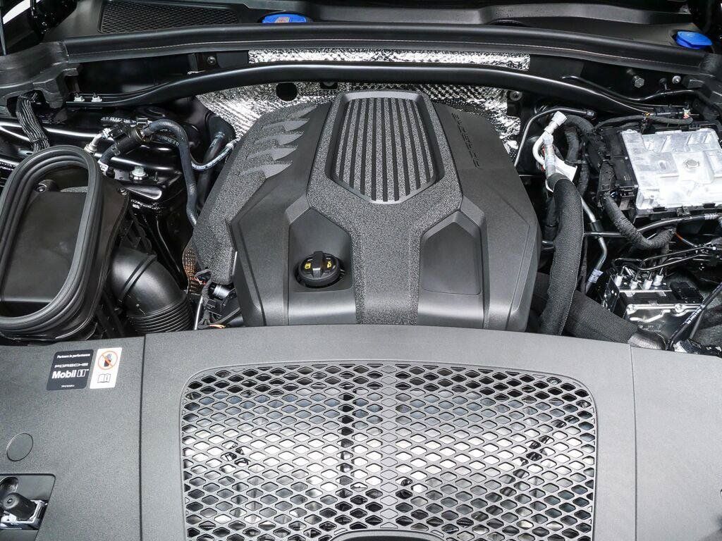 Certified 2026 Porsche Macan AWD/4WD image 35
