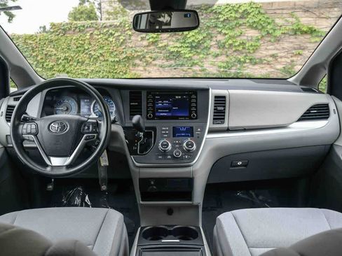 Used 2020 Toyota Sienna LE w/ Carpet Mat Package FWD image 14