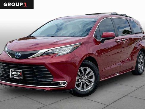 Used 2023 Toyota Sienna XLE FWD image 1