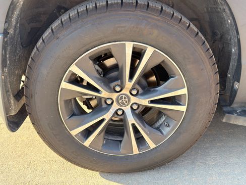 Used 2018 Toyota Highlander LE FWD image 29
