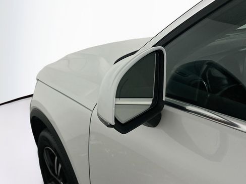 Used 2025 Volvo XC40 B5 Core image 16