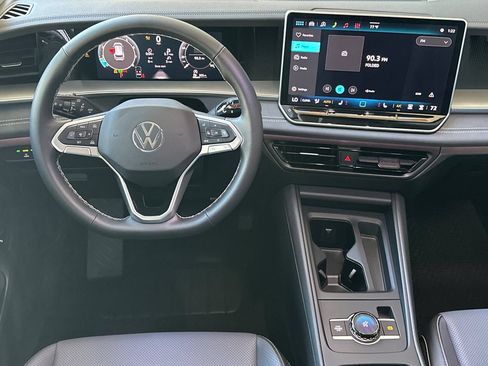 New 2026 Volkswagen Tiguan SE FWD image 12