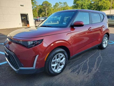 Used 2024 Kia Soul LX w/ Option Group 015 FWD image 3