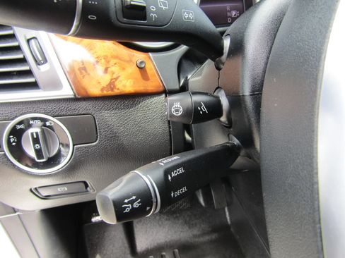 Used 2015 Mercedes-Benz GL 550 4MATIC image 28