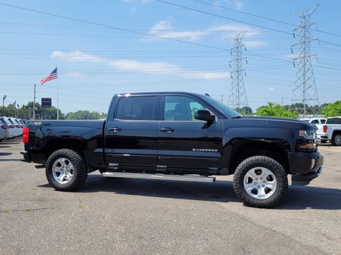 Used 2018 Chevrolet Silverado 1500 LT w/ All Star Edition AWD/4WD image 3