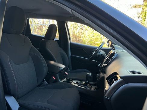 Used 2019 Jeep Cherokee Latitude w/ Cold Weather Group image 30