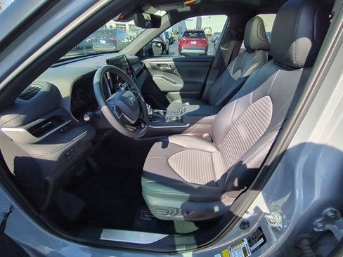 Certified 2025 Toyota Highlander XSE image 8