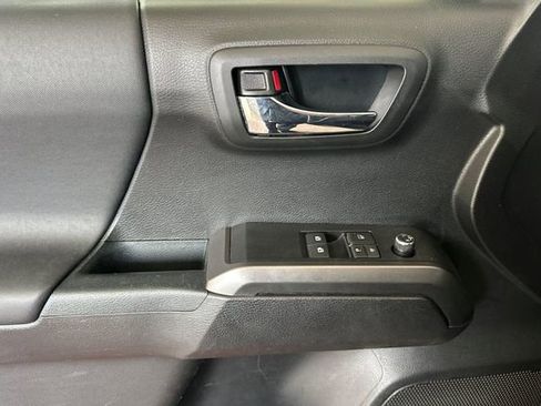 Used 2017 Toyota Tacoma TRD Sport image 11