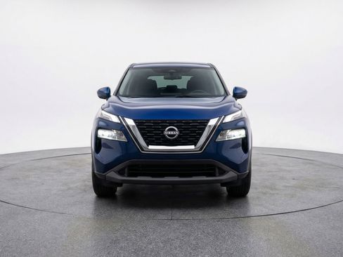 Used 2025 Nissan Rogue SV image 2