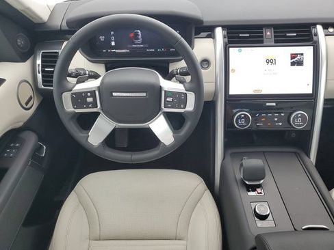 Used 2025 Land Rover Discovery S AWD/4WD image 17