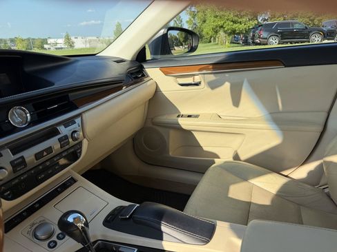 Used 2014 Lexus ES 300h w/ Luxury Package w/Bamboo Trim FWD image 11