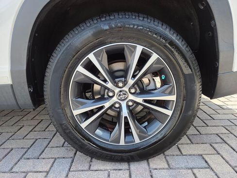 Certified 2019 Toyota Highlander Plus FWD image 21