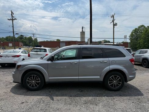 Used 2017 Dodge Journey SE w/ Flexible Seating Group FWD image 2