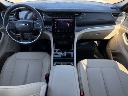 Used 2025 Jeep Grand Cherokee Limited w/ Black Appearance Package image 11