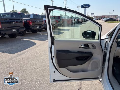 Used 2024 Chrysler Pacifica Touring-L FWD image 11