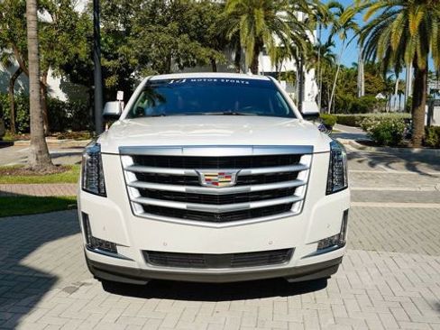 Used 2019 Cadillac Escalade ESV Premium Luxury image 4