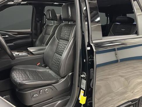 Used 2022 Cadillac Escalade Sport Platinum w/ LPO, ONYX Package AWD/4WD image 9