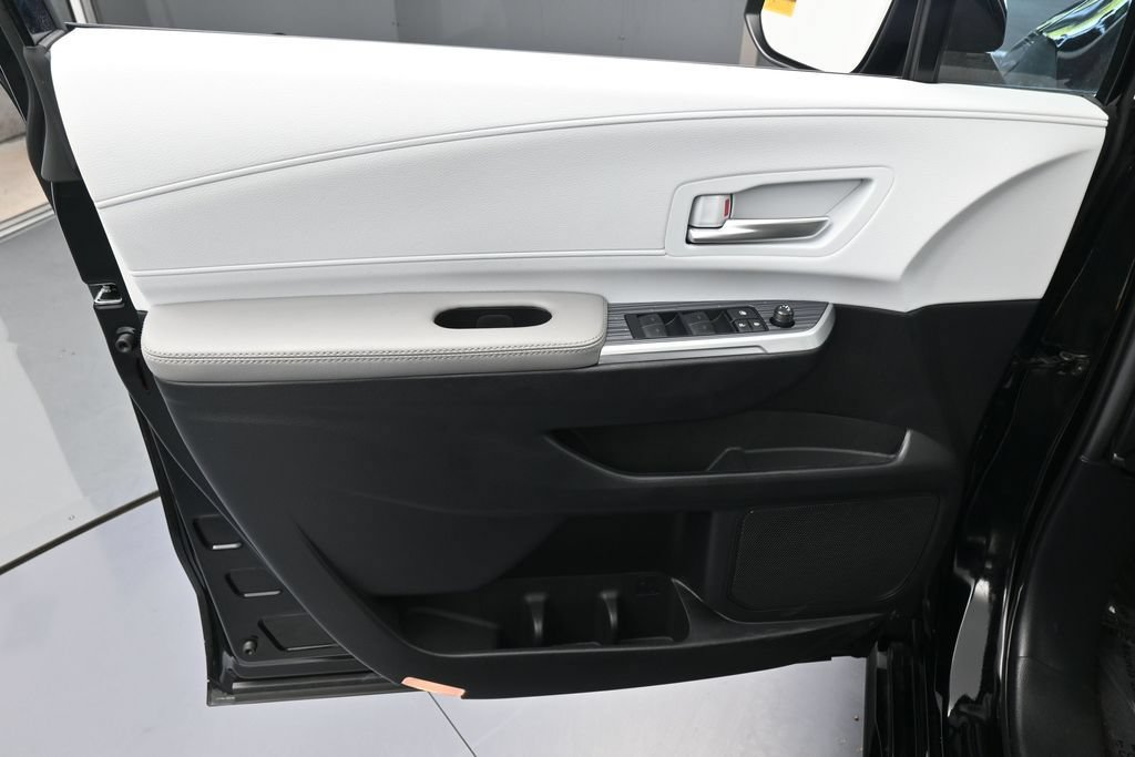 Used 2025 Toyota Sienna XLE w/ XLE Plus Package FWD image 13