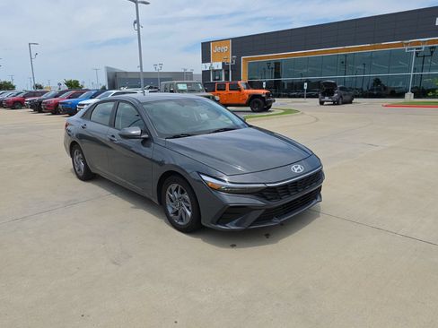 Used 2024 Hyundai Elantra SEL FWD image 7