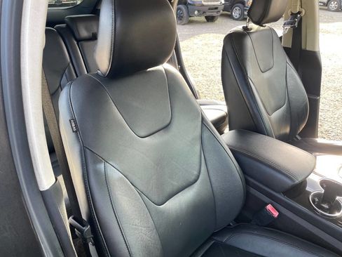 Used 2017 Ford Edge Titanium FWD image 52