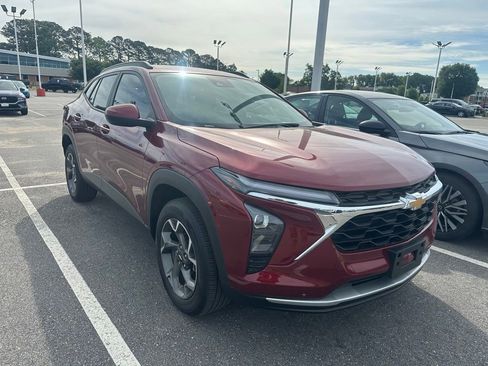 Used 2025 Chevrolet Trax LT FWD image 5
