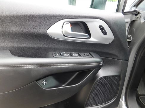Used 2023 Chrysler Pacifica Touring-L w/ Uconnect Theater Family Group FWD image 18
