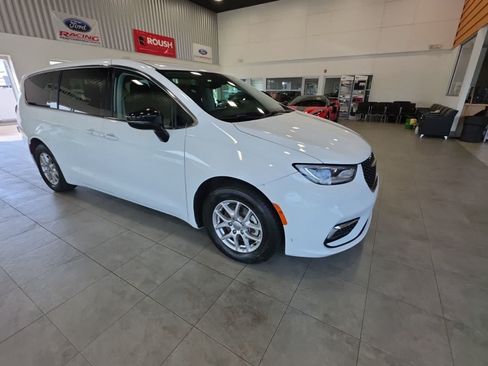 Used 2024 Chrysler Pacifica Touring-L FWD image 5