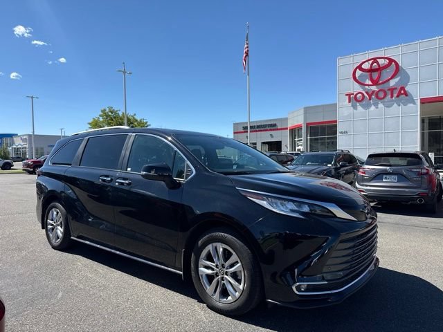 Used 2025 Toyota Sienna Limited FWD image 1