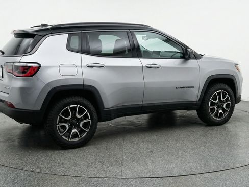 Used 2025 Jeep Compass Trailhawk image 9