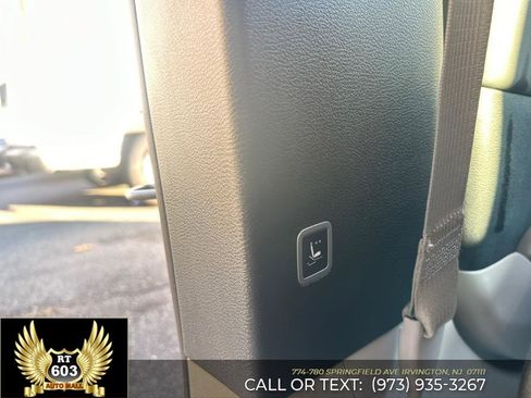 Used 2024 Chrysler Pacifica Touring-L image 29