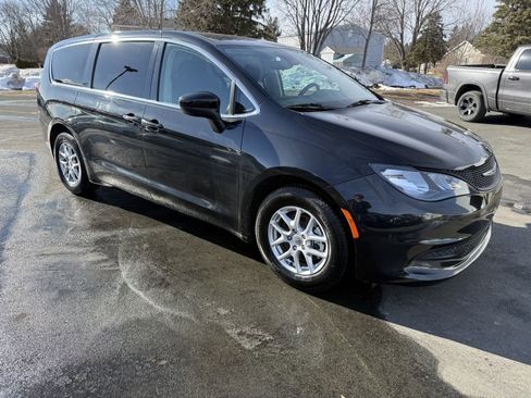 Used 2023 Chrysler Voyager LX image 1